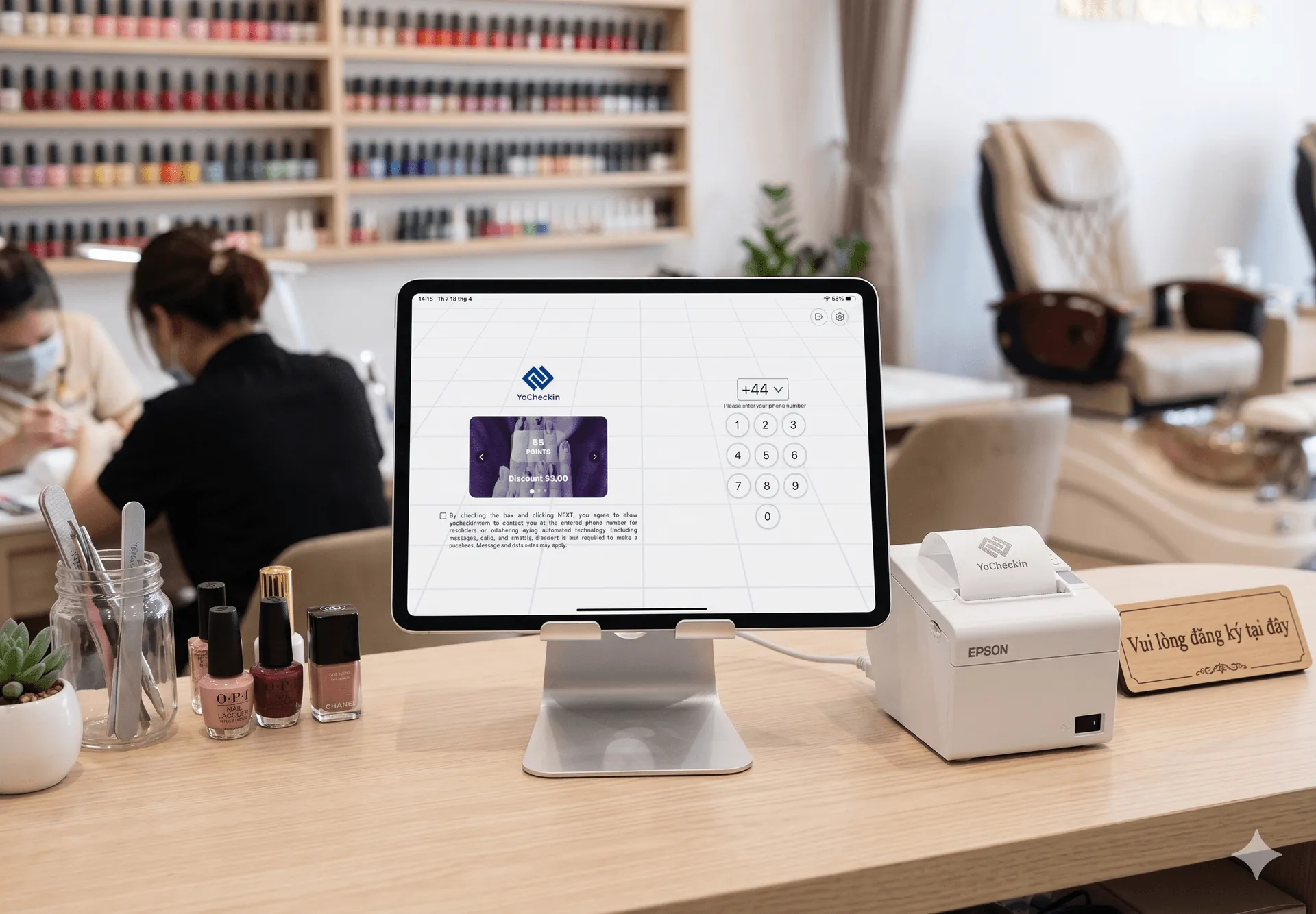 Thiết bị máy tính bảng Check-in khách hàng tự động tại salon tiệm nails YoCheckIn